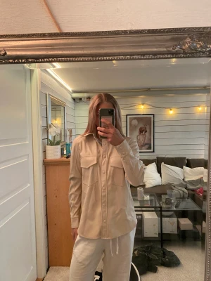 Jacka - Beige jacka i läderimitation från Carin Wester. Använd typ 2 gånger och i väldigt fint skick.