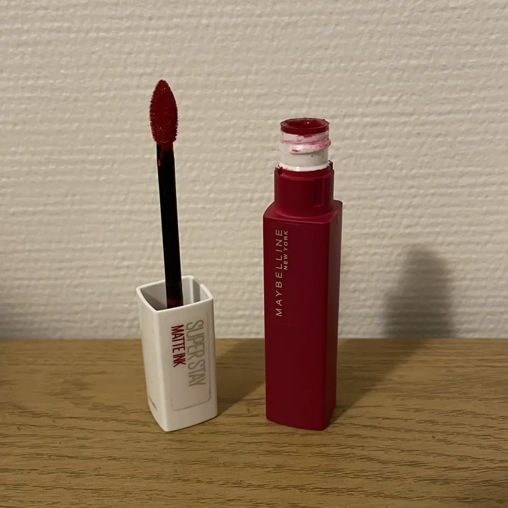 Maybelline läppstift i färg 20 pioneer. Endast använd 1 gång och är köpt på kicks för runt 100kr. Kan även posta i brev! Kontakta gärna mig om ni har frågor! 🎈🧸. Övrigt.