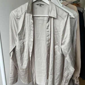Blus/skjorta från h&m - Blus/skjorta från h&m. Strl 46 men passar M. Alltså liten i storlek.  100kr