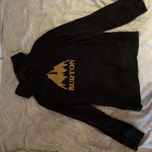 Svart Burton hoodie. - En mycket snygg och fräsch Burton hoodie, i extremt bra skick. Aldrig använd, nypris 600kr.
