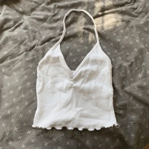 Halterneck - vit halterneck topp som från asos. Jag har själv sytt in den och gjort skrynkningen där fram. Är egentligen 38 men jag har sytt in, snarare /34/36, stretchigt material.