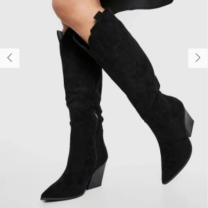 Svarta boots  - Säljer ett par svarta cowboy boots, helt nya aldrig använda. Strl 40 men mer som en 39/38. (Ny pris 900)