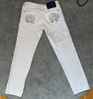 Victoria Beckham jeans - Säljer dom här skitsnygga väldigt lågmidjade jeansen från Victoria Beckham eftersom dom är för små på mig. Midjan är ca 36cm tvärsöver och inner benslängden är 70cm.  Kanten längst ner har blivit klippt men har en zigzag söm så att den inte ”fransar upp”.
