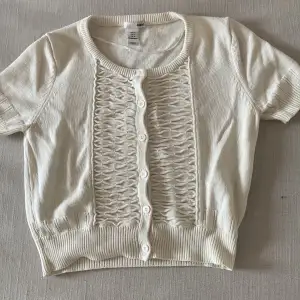 Säljer nu denna fina tröja, då den inte kommer till användning. Tröjan är i storlek S, och är i bra skick. 💞