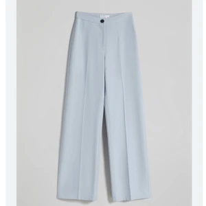 Ljusblå kostymbyxor  - Säljer mina absoluta favoritbyxor från Bershka pga att de har blivit för små. Långa i benen (jag är 180) och små i midjan. Innerbenslängd 80 cm. Supersköna och snygga att ha på våren/sommaren🥰