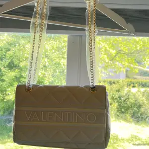 DEN SVARTA VÄSKAN ÄR SÅLD!! Säljer dessa snygga väskor från Valentino. Helt snyskick. Pris kan diskuteras. 800 styckvis.🫶🏼💓
