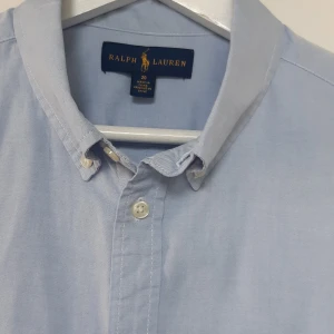Ralph Lauren skjorta (blå) - Ralph Lauren skjorta blå. Ny. Storlek xs. Äkta✅. Nytt pris 700kr, pris kan diskuteras!