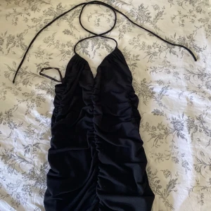 Festklänning  - Säljer denna supersnygga festklänning som tyvärr aldrig kommit till användning💕 prislapp finns kvar och skriv om ytterligare bilder behövs:) 