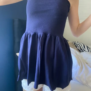 Topp med volang - Så fin topp från zara som är oanvänd, det är inte en kjol