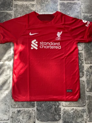 Liverpool fotbollströja  - ⚽️🌶 Liverpool fotbollströja från denna säsong🌶⚽️ nyskick ställ gärna frågor om ni undrar något🤝🙌