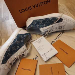 Mina Louis Vuitton sneakers är till salu som jag har använt väldigt sparsamt i storlek 42,5-43 (översatt i svensk skostorlek) är till salu. Inköpta på Louis Vuitton butiken i Paris. (Äkthetsintyg, kvitto, kartong, shoppingbag från LV ingår)
