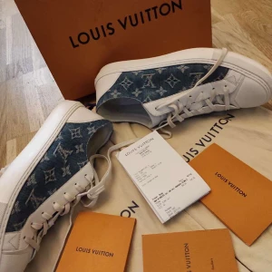 Louis Vuitton sneakers strl 43 LV - Mina Louis Vuitton sneakers är till salu som jag har använt väldigt sparsamt i storlek 42,5-43 (översatt i svensk skostorlek) är till salu. Inköpta på Louis Vuitton butiken i Paris. (Äkthetsintyg, kvitto, kartong, shoppingbag från LV ingår)