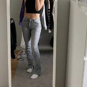 Jättefina gråa zara jeans med slits nertil💕 Säljer pga att de tyvärr inte passade mig. 