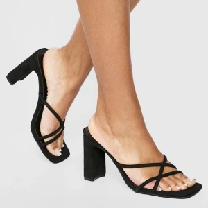 Svarta klackar - Säljer superfina klackar från Boohoo som tyvärr var i fel storlek. Aldrig använda och perfekta till sommaren. Köparen står för frakt eller så möts vi upp i Örebro☺️