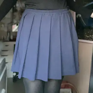 Mörkblå kjol, knappt använd 
