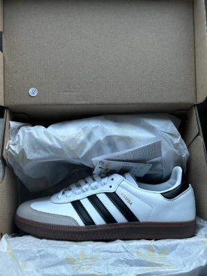 Adidas samba - Skorna är helt nya och kvitto finns. Finns i storlekarna 38. Går även att förbeställa andra storlekar🤩