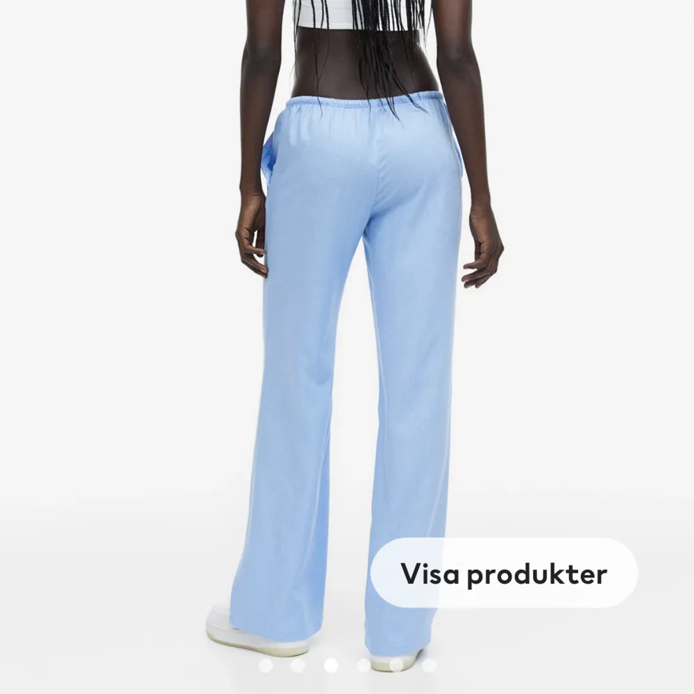 Intressekoll på mina helt nya oanvända linnebyxor från HM. Dom är slutsålda på hemsidan och jag har prislappen kvar🫶🏼säljer endast vid bra bud . Jeans & Byxor.