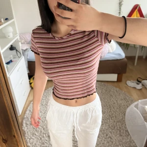 Somrig topp💕 - Jätte fin ribbad somrig topp som jag säljer pga får ej användning av den. Storlek xs-s men väldigt stretchbart material så skulle säga att den även passar m. Har ni frågor kom privat💕