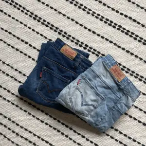 Säljer två par Levi’s jeans i barnstorlek. De är i använt men bra skick - 95 kr för ett par eller 170 kr för båda💖