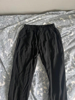 Svarta linnebyxor - Svarta linnebyxor, passar inte därför aldrig använda. Har exakt likadana fast i vita. Säljer båda. Jättebra skick men passar som sagt inte❤️storlek M men passar verkligen som S