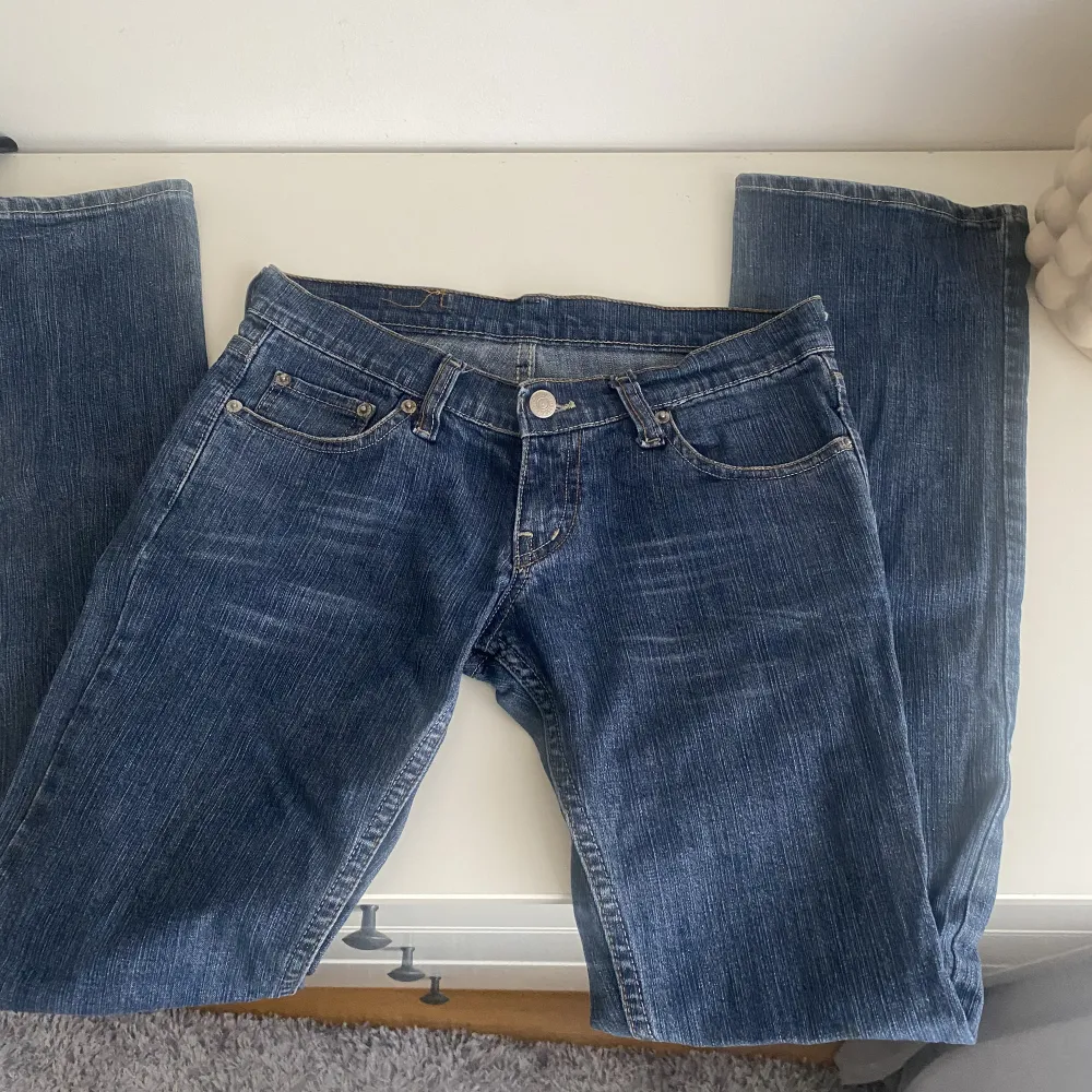 Super snygga Levi’s jeans. Dem är lågmidjade och utsvängda nedtill.   . Jeans & Byxor.
