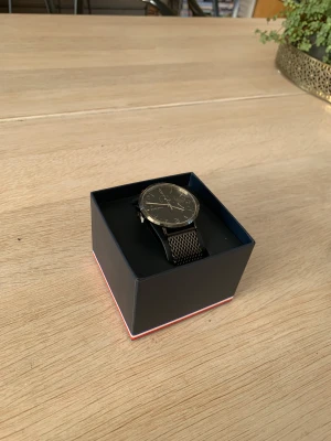 Klocka - Klocka från Tommy hilfiger! Nypris 2000 samt att produkten har aldrig använts. Plasten är fortfarande på klockan och den är i bra skick.