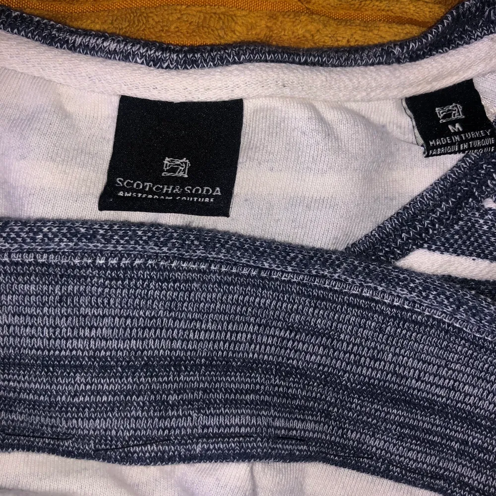 Säljer en mörkblå/vit randig sweatshirt från SCOTCH&SODA i strl. M. Använd våren/sommaren 22 och har aldrig använt sedan dess, därför säljer jag den. Har sytt upp kanten på slutet av tröjan (tredje bilden).. Tröjor & Koftor.
