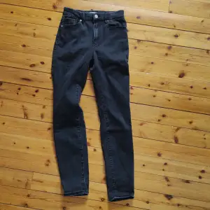 Svarta skinny jeans från Lindex. Nästan oanvända och i fint skick. 