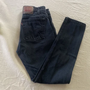 Vintage Levis Jeans - Vintage Levis Jeans 505. Strl W29 L30. Skulle säga att det passar folk som har strl 36/38. Marinblå/svart