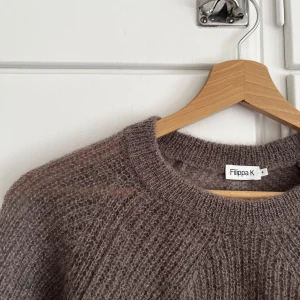 Filippa K stickad  - Ganska tunn stickad Filippa K tröja. Använd en gång, som ny!  Nypris 1700kr.