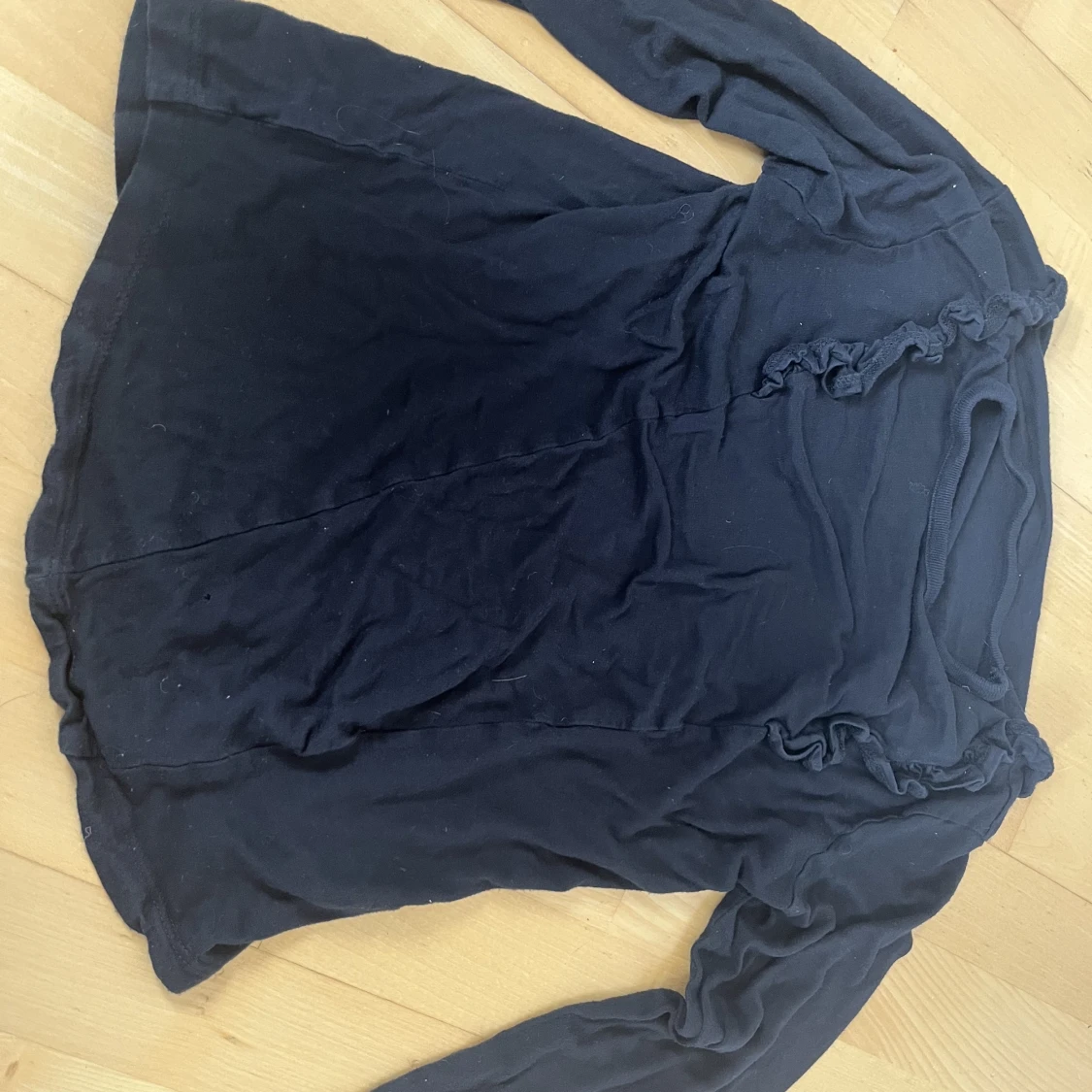 Svart tajt tröja med volanger