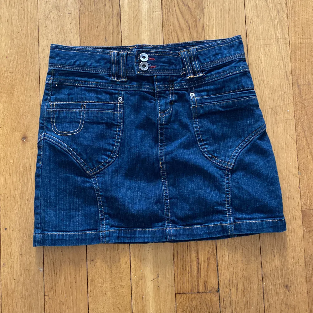 En cool jeans kjol perfekt för sommaren, lite mer åt Y2k stilen. Det är bara att höra av dig om du är intresserad ❤️. Kjolar.