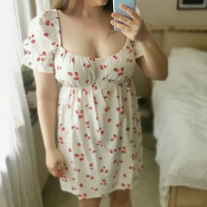 Sommarklänning  - Supersöt sommarklänning med jordgubbar på! Oanvänd med lapp kvar. 