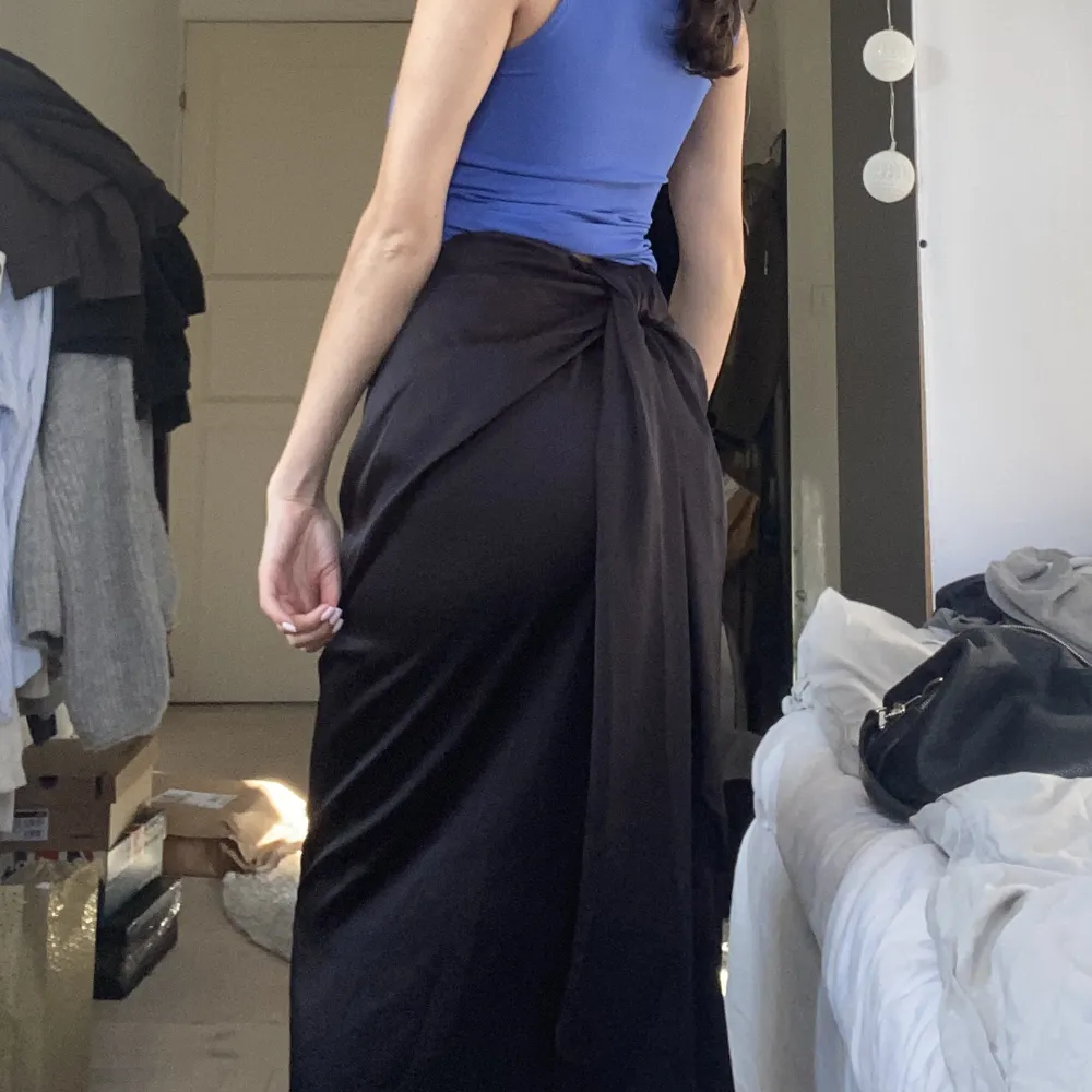 Helt ny Zara kjol i storlek XS. Köptes för ett halvår sedan men har fortfarande lapparna kvar. Fin detalj vid midjan som man kan placera hur man vill. . Kjolar.