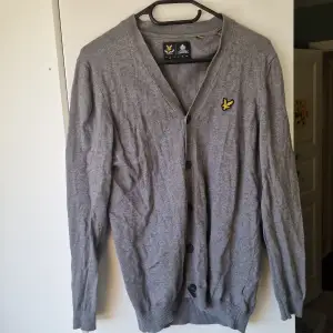 Grå Lyle & Scott-kofta med knäppning. Storlek Small. Bra skick, sparsamt använd.