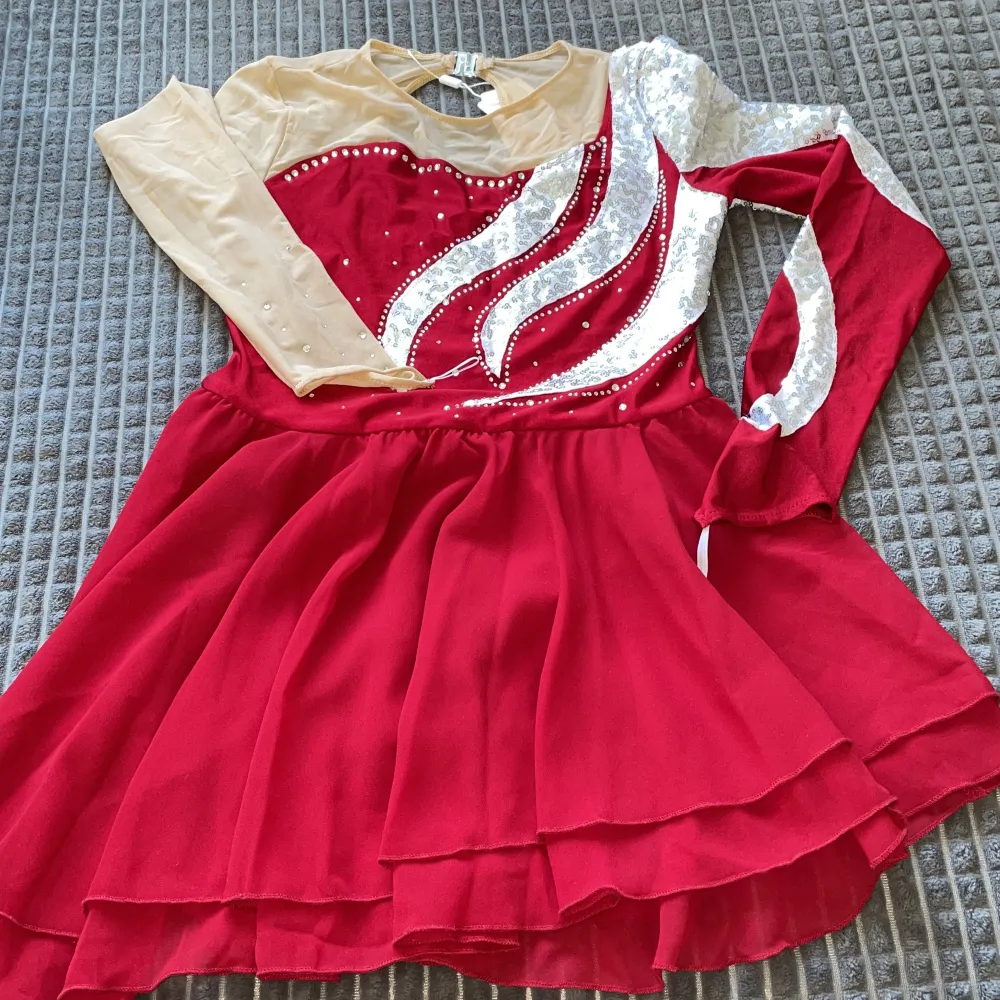 En röd konståkning klänning. Aldrig använd. Går att diskutera pris . Klänningar.