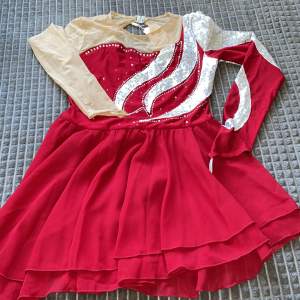 En röd konståkning klänning. Aldrig använd. Går att diskutera pris 