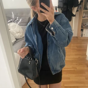 Jeansjacka - Perfekt jeansjacka till sommaren, knappt använd💞💞