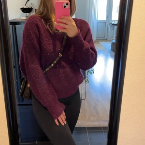 Stickad tröja  - Gosig stickad tröja från BikBok i fin lila färg! Storleken är xs men passar absolut S och M. Passar perfekt att ta på sig över en klänning en kallare sommarkväll.