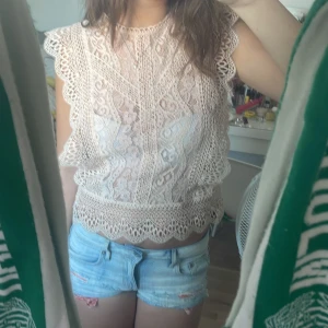 Spets topp - Fin festtopp/sommartorp ifrpn ZARA säljer samt JEANSSHORTSEN❤️ Om man köper båda blir det 140 