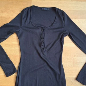 Svart maxiklänning - Svart maxiklänning från Pretty Little Thing i storlek EU 34/XS. Material är stretchigt så passar även en storlek S. Pris 100kr + frakt. Betalning sker via SWISH. Skickar endast med posten. Referenser finns från mina tidigare köpare. Skicka PM vid intresse