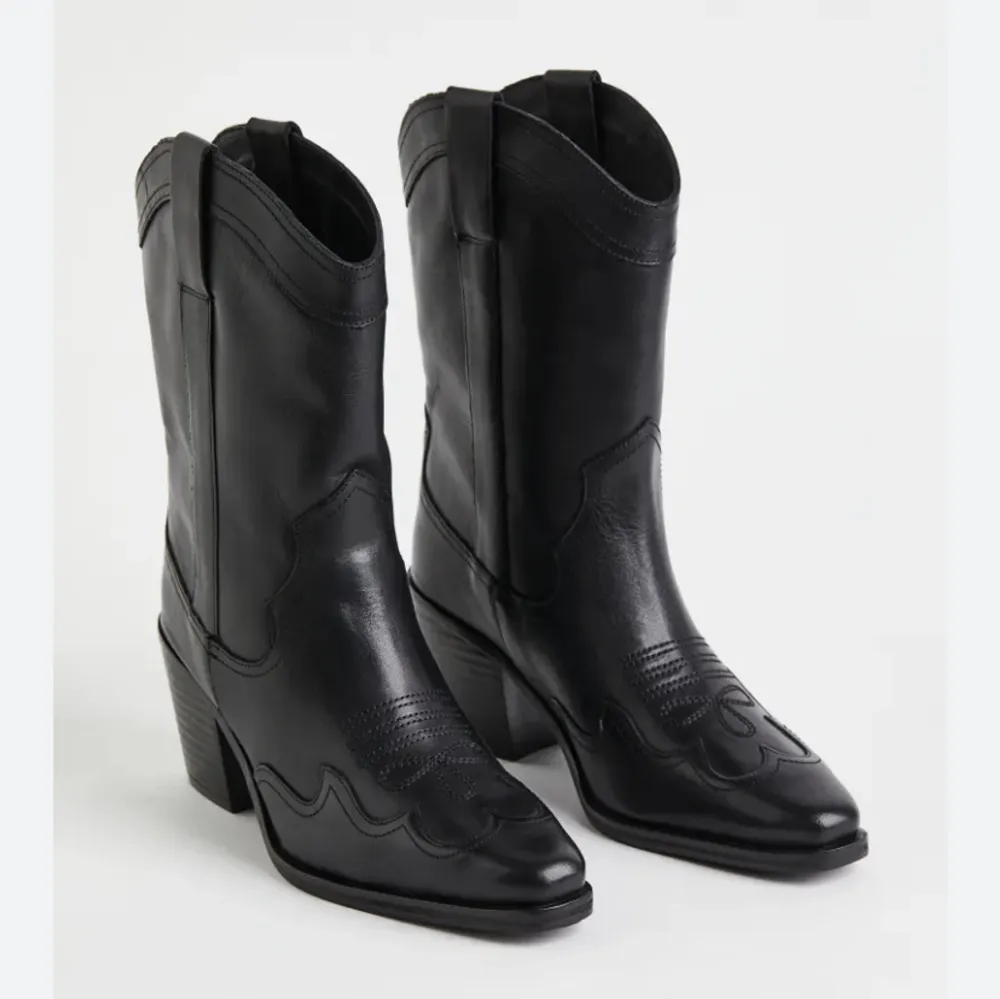 Säljer dessa slutsålda cowboyboots från HM i storlek 35/36.  Dom är från premiumkollektionen, alltså äkta läder.  Köpta för 1199kr, bara använda en gång. . Skor.