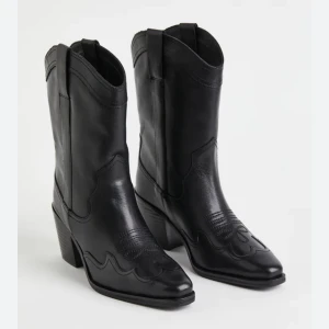 Cowboyboots - Säljer dessa slutsålda cowboyboots från HM i storlek 35/36.  Dom är från premiumkollektionen, alltså äkta läder.  Köpta för 1199kr, bara använda en gång. 