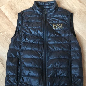 Armani väst - Säljer pga att den inte används. Perfekt för sommaren