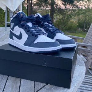 Jordan 1 mid - Helt nya Jordan 1 mid navy blue, kvitto finns. Fler bilder skriv till mig. Jätte fina skor till sommaren. Ett par till skosnören finns. 