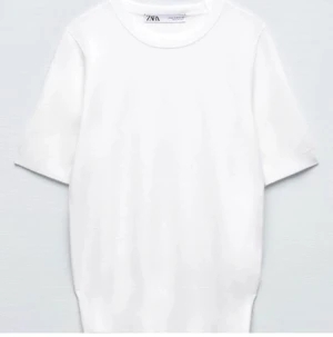 Zara vit stickad tshirt - super snygg t-shirt fran zara, som ja tyvärr inte fär användning för! perfekt för sommar 🏄‍♀️💓😻😚 220 kr + frakt 😍