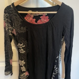 desigual långärmad  - en väldigt unik och vacker långärmad tröja, denna är köpt second hand och har använts 1 gång och anser att den intr sitter så bra på mig!