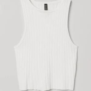 Crop top - Crop top i storlek x-small från hm🦋 hör av er vid minsta intresse eller funderingar 🫶 frakt på 29kr tillkommer 📦