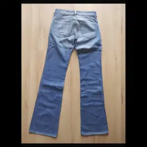 ett par supersnygga lågmidjade diesel jeans i bootcut modell som tyvärr är för små för mig❤️ hade aldrig sålt annars! pris kan diskuteras☺️