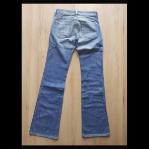 lågmidjade diesel jeans - ett par supersnygga lågmidjade diesel jeans i bootcut modell som tyvärr är för små för mig❤️ hade aldrig sålt annars! pris kan diskuteras☺️